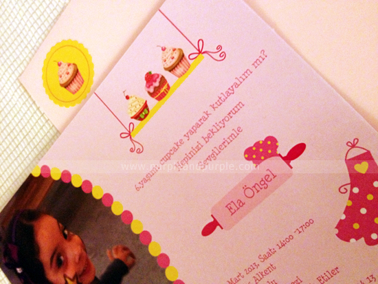 Ela’nın cupcake temalı doğum günü davetiyesi
